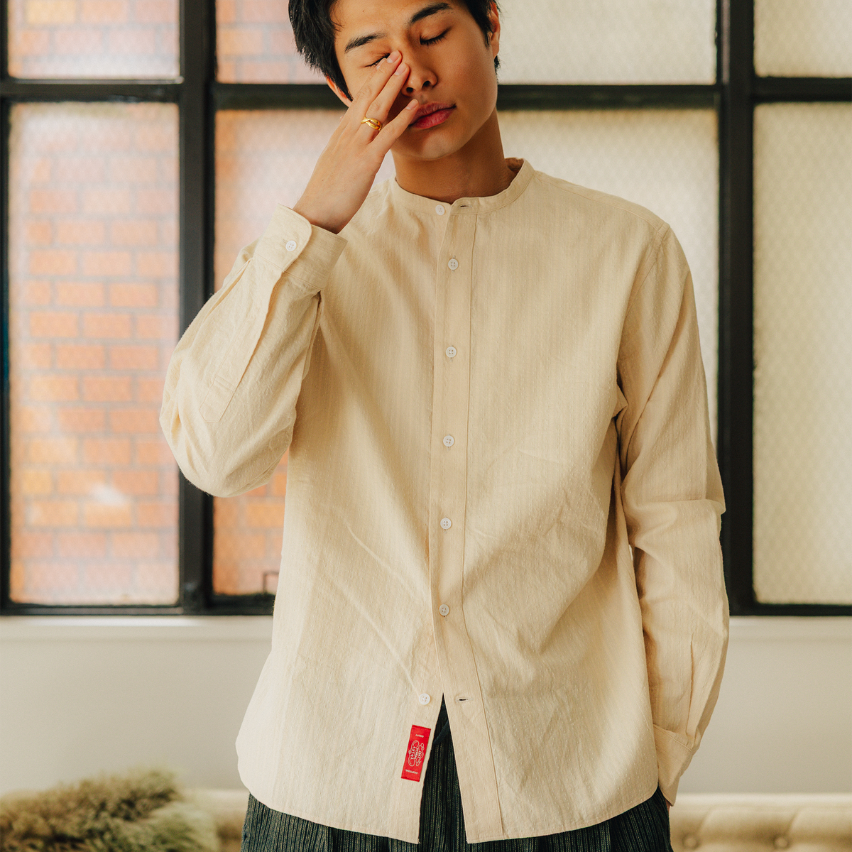 PREQUEL S1032 Stand-up Collar Shirt (Beige), model wearing the shirt.